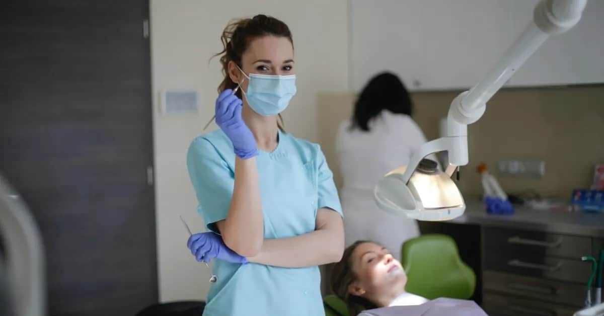 Afta a dentysta: Kiedy wizyta jest bezpieczna, a kiedy czekać?