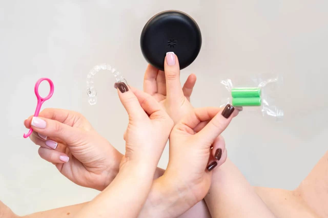 Zakładanie aparatu ortodontycznego: Bezbolesny przewodnik krok po kroku